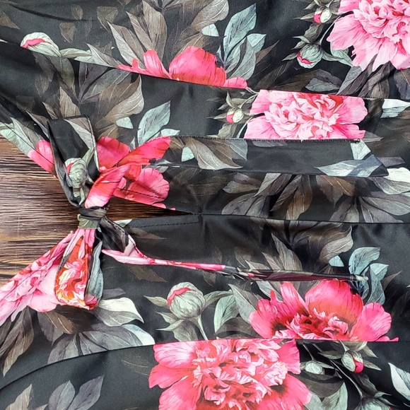 Clara Story Floral Romper - Picture 2 of 8